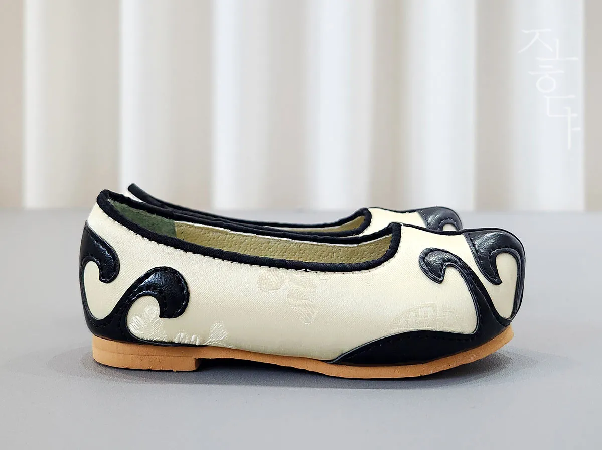 Traditional Baby Boy Hanbok Shoes in Ivory & Black